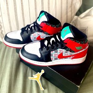 Air Jordan 1 Mid SE 5.5y 7w.  Brand New.  Everything Included.